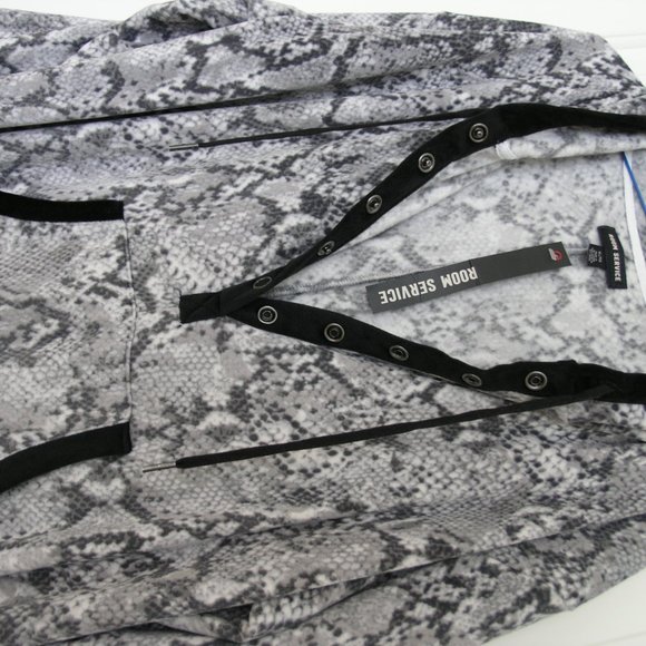 Nordstroms PJs Fleece XL Snake Print Onesie  Like New - Picture 8 of 11